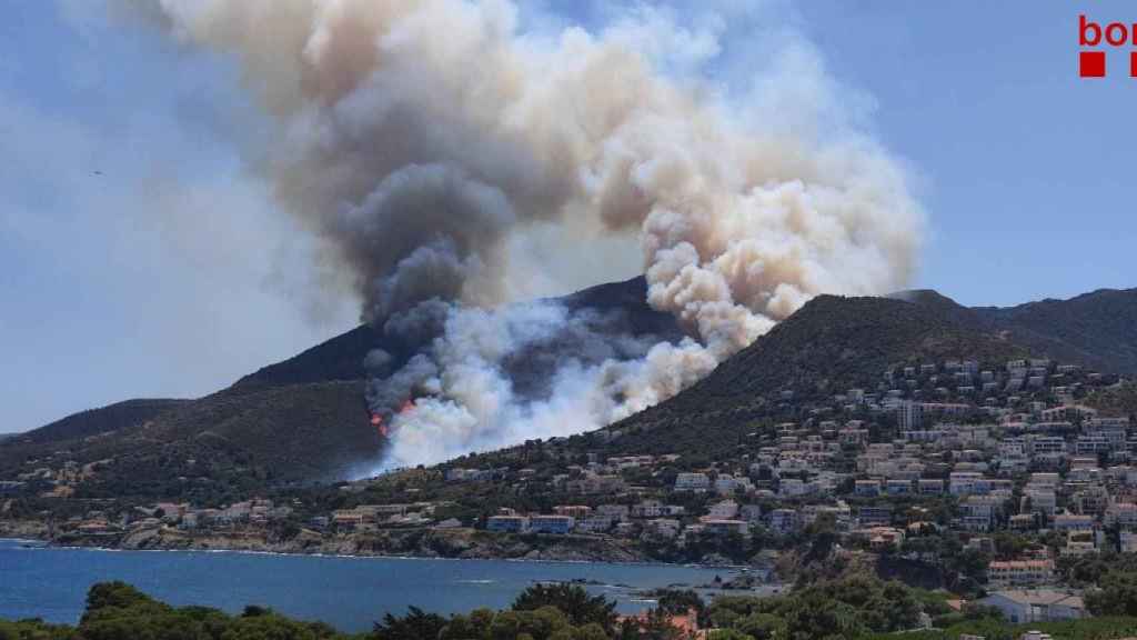 Incendio forestal en Llançà / BOMBERS