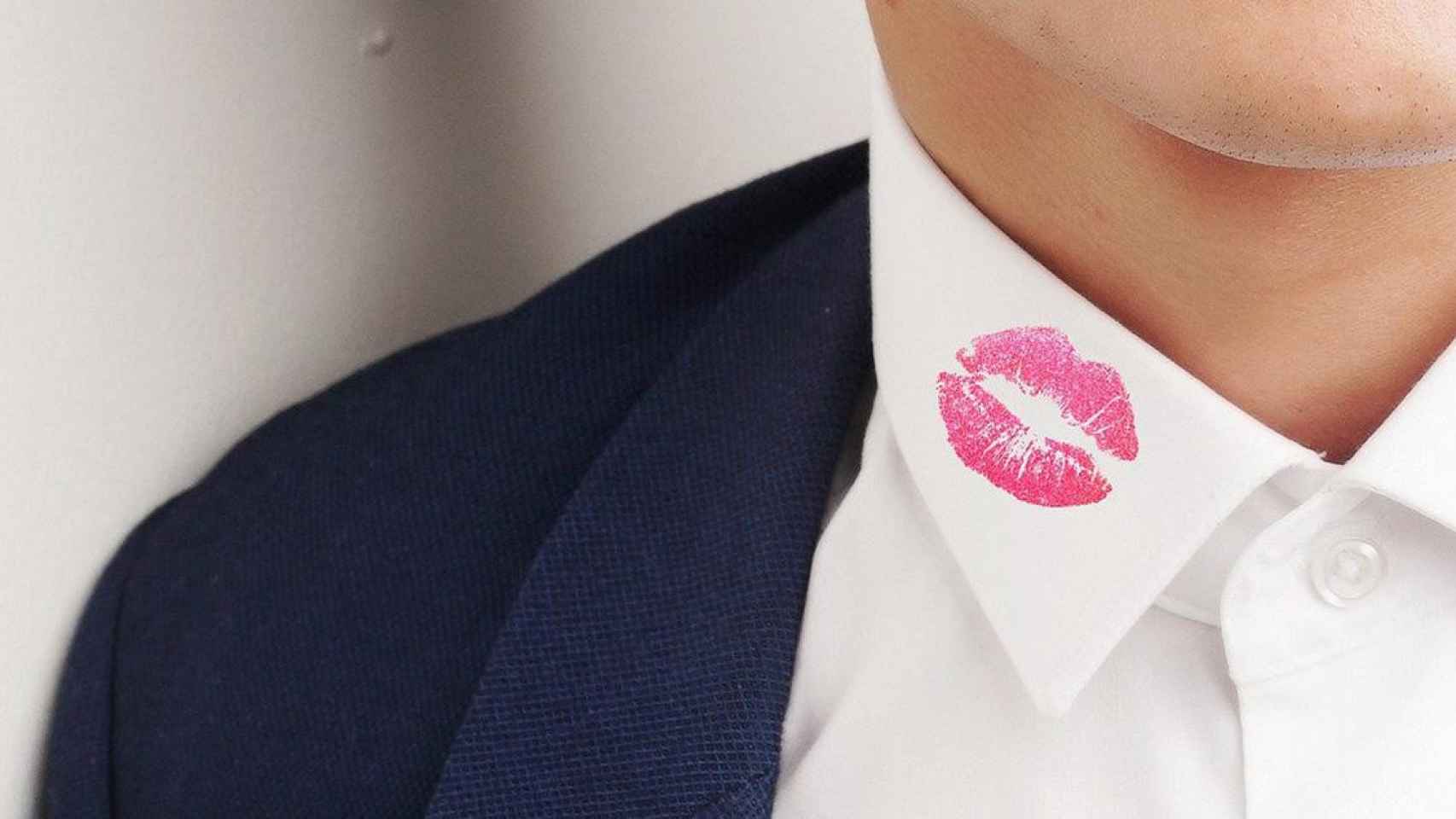 Un beso en el cuello de la camisa, una señal que podría generar sospechas sobre posibles infidelidades