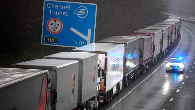 Miles de camioneros hacen cola en el Sur de Inglaterra cerca del Canal de la Mancha / EFE