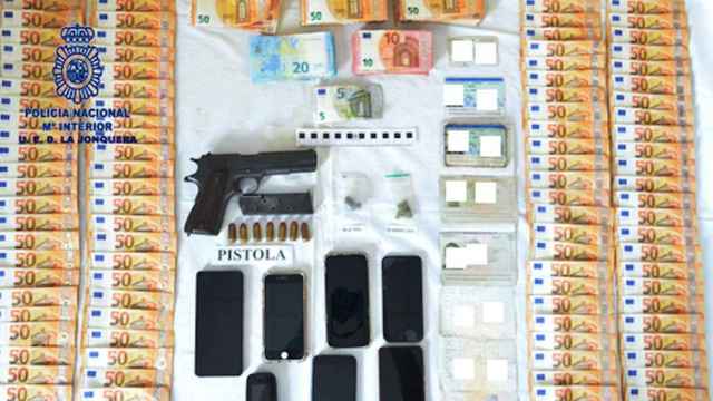 La Policía incauta 14.000 euros y un arma en el interior de un vehículo en La Jonquera / POLICÍA