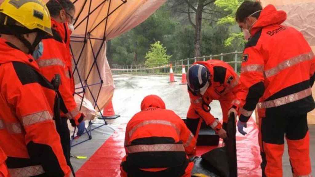 Bomberos de la Generalitat de Cataluña realizando tareas de desinfección en la residencia de Sant Llorenç Savall / GENCAT