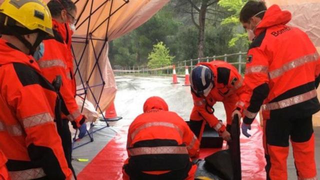 Bomberos de la Generalitat de Cataluña realizando tareas de desinfección en la residencia de Sant Llorenç Savall / GENCAT