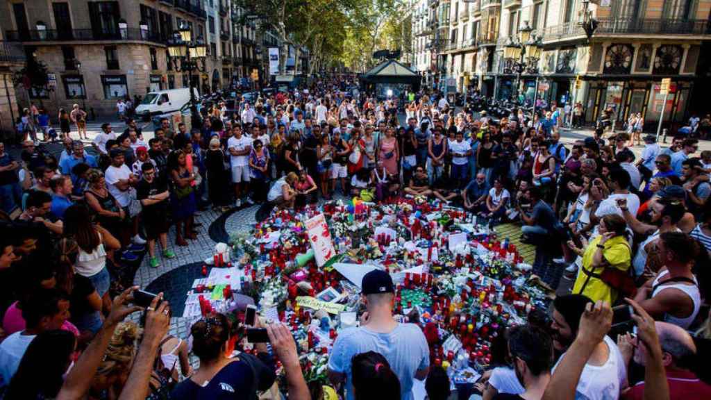 Flores en el mosaico de Joan Miró en las Ramblas con motivo de los atentados de 2017 / EUROPA PRESS