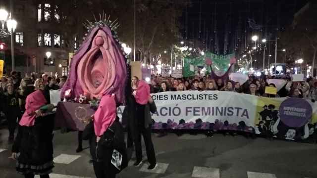 La reproducción de la imagen del Coño insumiso ha encabezado la manifestación feminista de este lunes en Barcelona / EUROPA PRESS