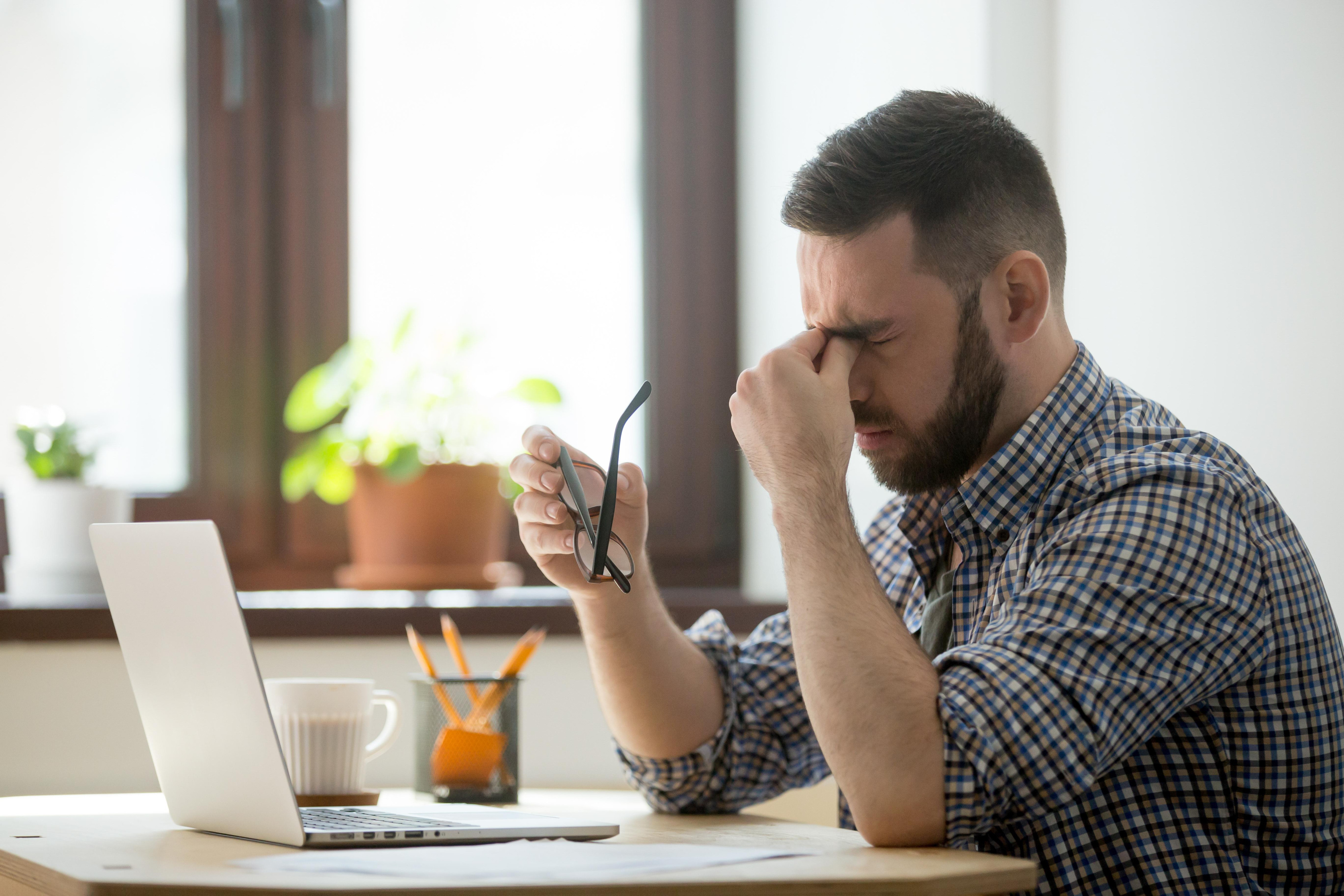 Un hombre que padece migraña, uno de los síntomas que puede provocar el déficit de DAO / FREEPIK