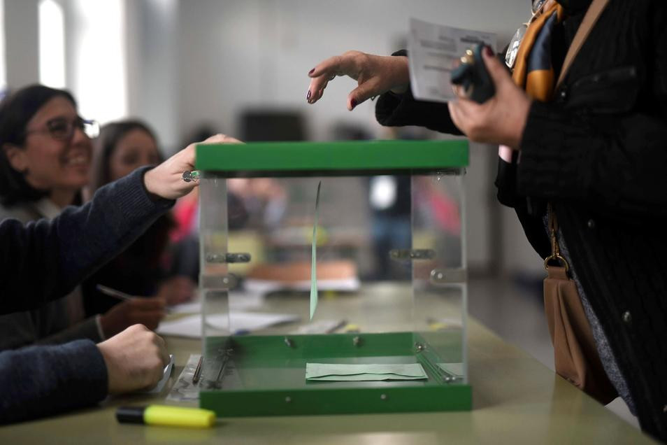 Mesa electoral y personas votando / EFE