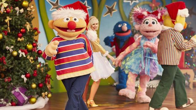 Personajes de 'Barrio Sésamo' en un espectáculo navideño de PortAventura World / PORTAVENTURA WORLD