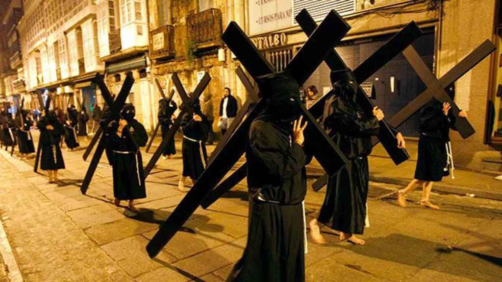 Una procesión descalza en Galicia, donde más descenderán las temperaturas y más viento habrá esta Semana Santa / EFE