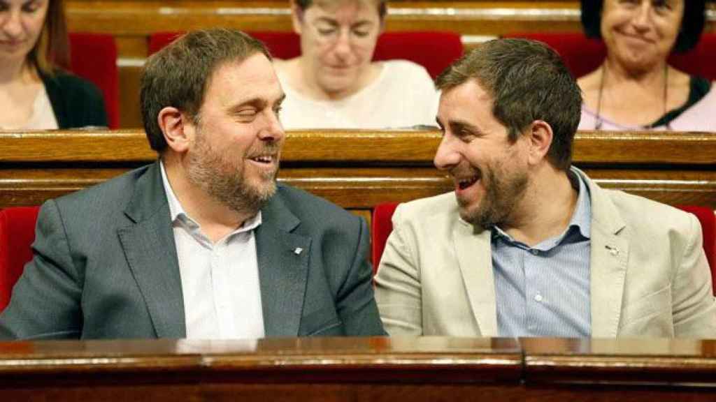 Toni Comín (d), 'conseller' de Salud, con el vicepresidente Oriol Junqueras en el Parlamento catalán / EFE