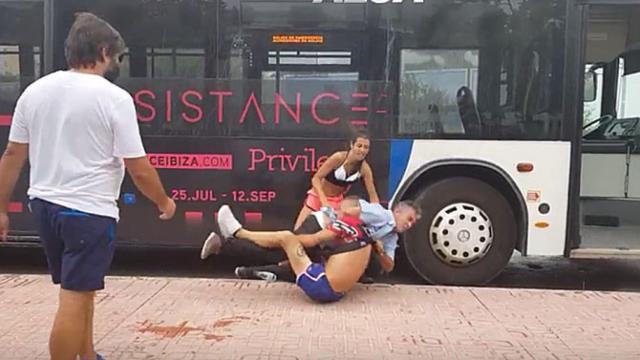 Dos jóvenes dan una brutal paliza a un conductor de autobús en Ibiza