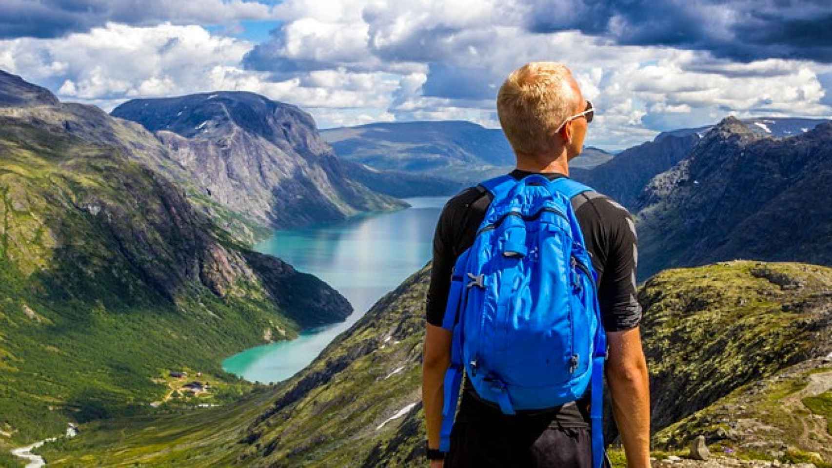 Un turista en las montañas de Noruega