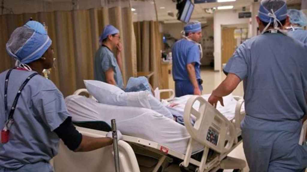 Unos médicos residentes atienden a un paciente en un hospital de Cataluña / CD