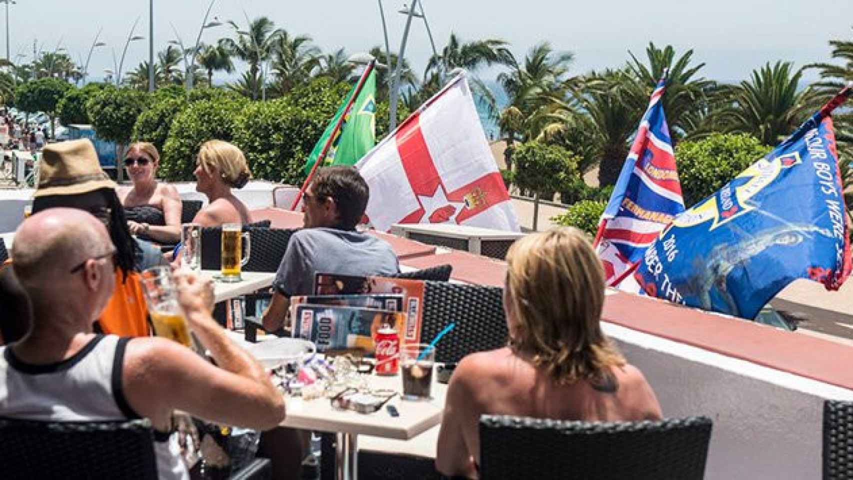 Turistas de Irlanda del Norte toman el sol en una terraza cercana a una playa de Canarias / CG