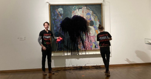 Activistas climáticos del grupo Última generación se han parado junto a la pintura Muerte y vida de Gustav Klimt después de empaparla con aceite en el Museo Leopold / EUROPA PRESS