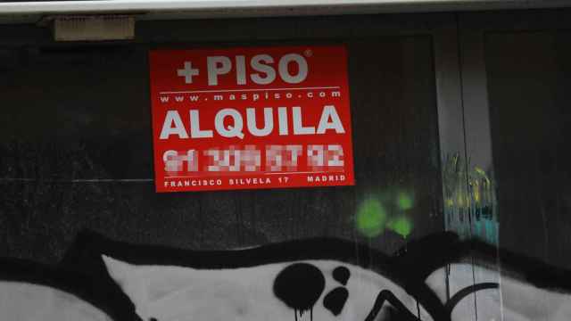 Cartel que anuncia el alquiler de un piso / MARTA FERNÁNDEZ JARA - EUROPA PRESS