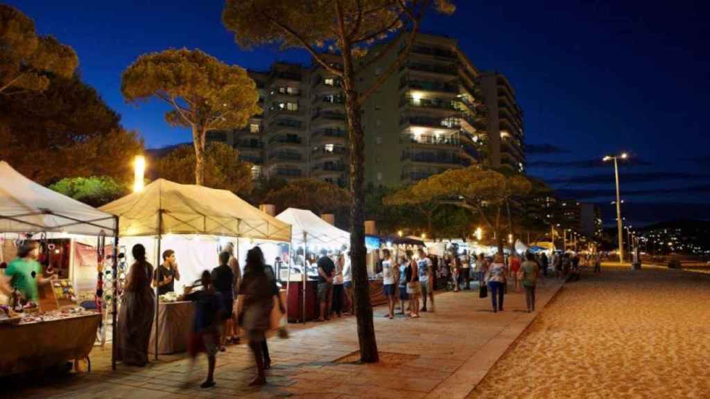 Imagen del paseo marítimo de Platja d'Aro por la noche / AJUNTAMENT PLATJA D'ARO