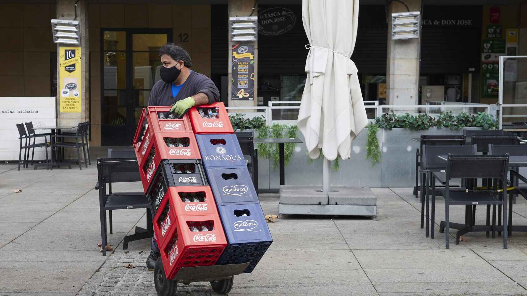 Un trabajador de hostelería, uno de los sectores más afectados en España por la pandemia / EP