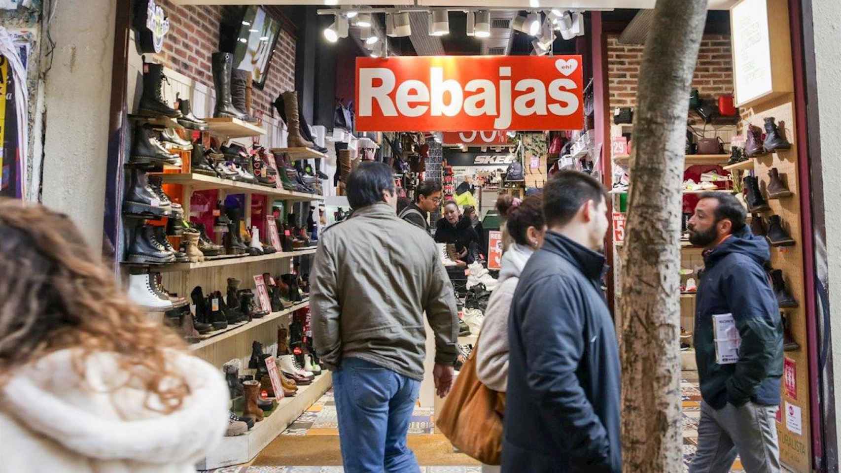 Zapatería que anuncia rebajas de precios / EP