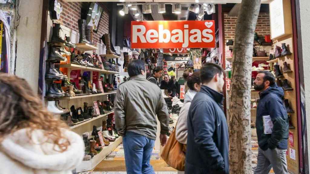 Zapatería que anuncia rebajas de precios / EP