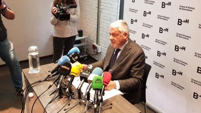 El presidente del Gremio de Hoteles de Barcelona, Jordi Clos, en la rueda de prensa del jueves / CG