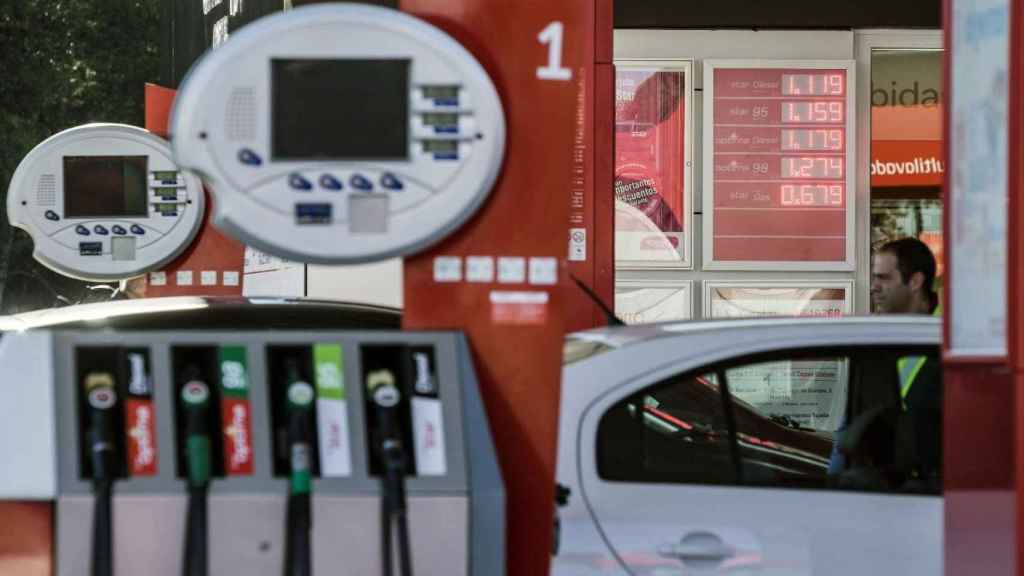 Surtidores en una gasolinera, en una imagen de archivo / EFE