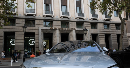 Vehículo de altas prestaciones frente al hotel Mandarin Oriental / LUIS MIGUEL (CG)