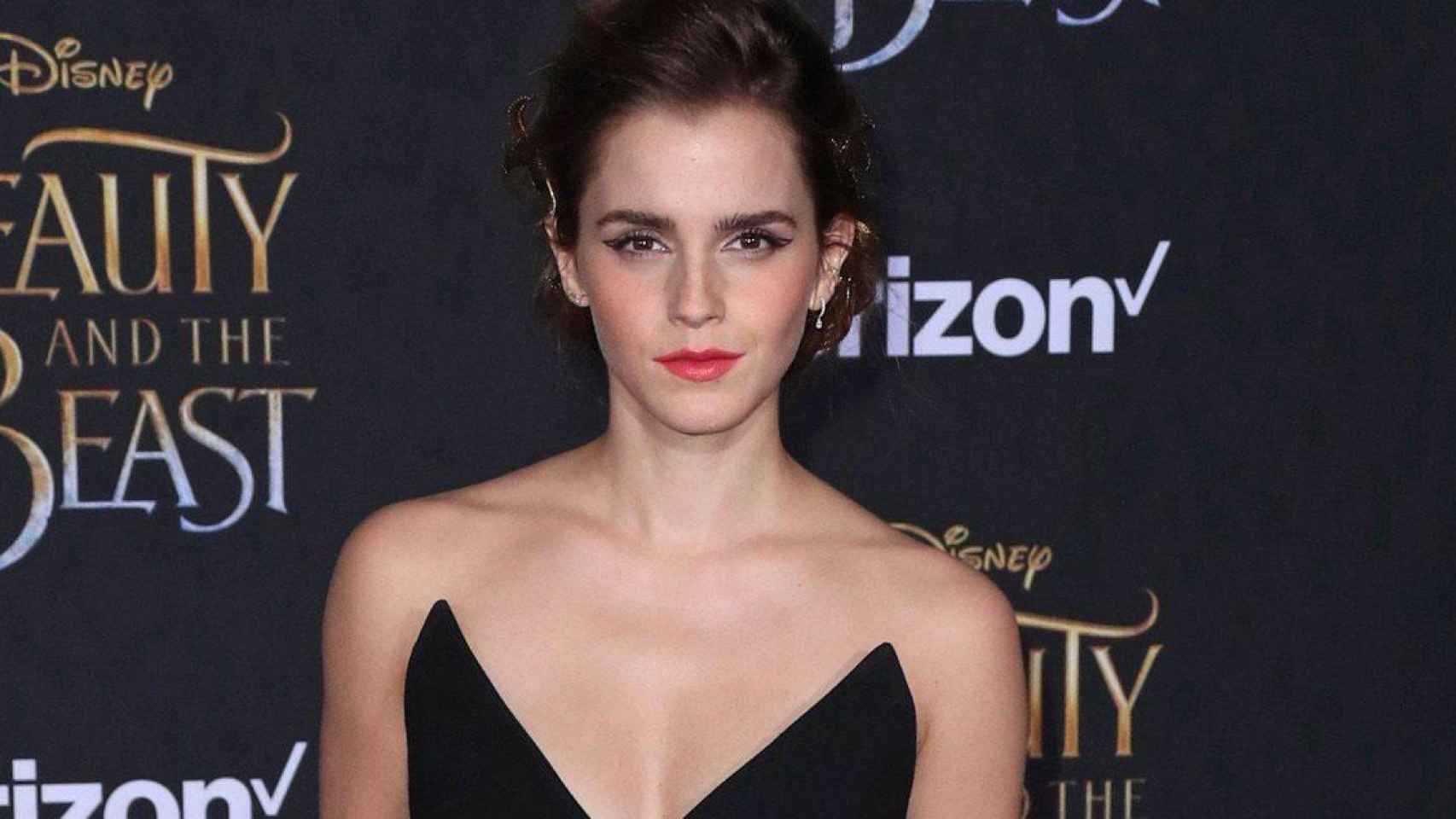 Emma Watson se aleja de las cámaras durante una temporada