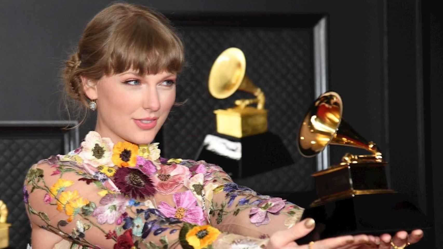 La cantante estadounidense Taylor Swift, ganadora del premio Álbum del año por 'Folklore', al posar con su gramófono, durante la 63a ceremonia anual de los premios Grammy, en el Centro de Convenciones de Los Ángeles, en Los Ángeles (Estados Unidos)  / EFE