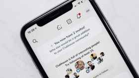 Pantalla de un móvil con la aplicación Clubhouse, la red social de chat de audio / EUROPA PRESS