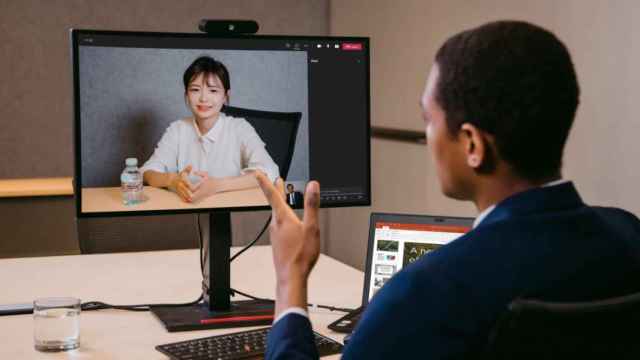 Un usuario utiliza los nuevos dispositivos de Lenovo, entre ellos un monitor Thinkvision y una 'webcam' / LENOVO