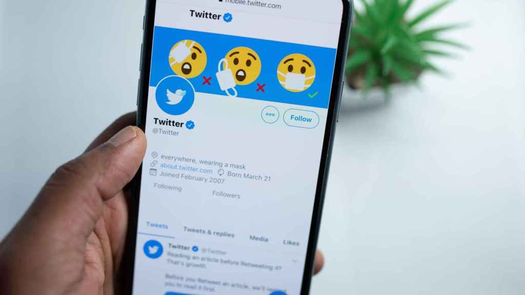 Un chico entra en la cuenta de Twitter desde su 'smartphone' / PEXELS