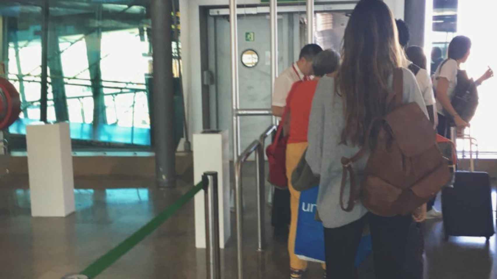 Sara Carbonera, antes de pasar el control en el aeropuerto para viajar a Senegal