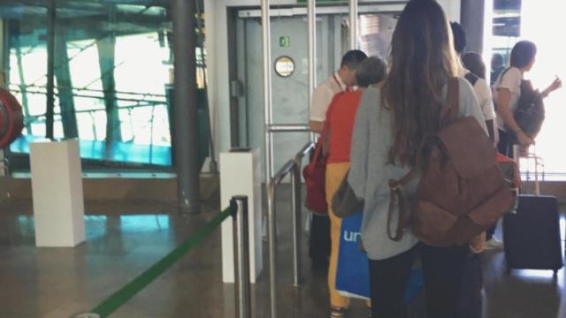 Sara Carbonera, antes de pasar el control en el aeropuerto para viajar a Senegal