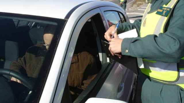 Agente de la Guardia Civil interpone una multa a un conductor /EP