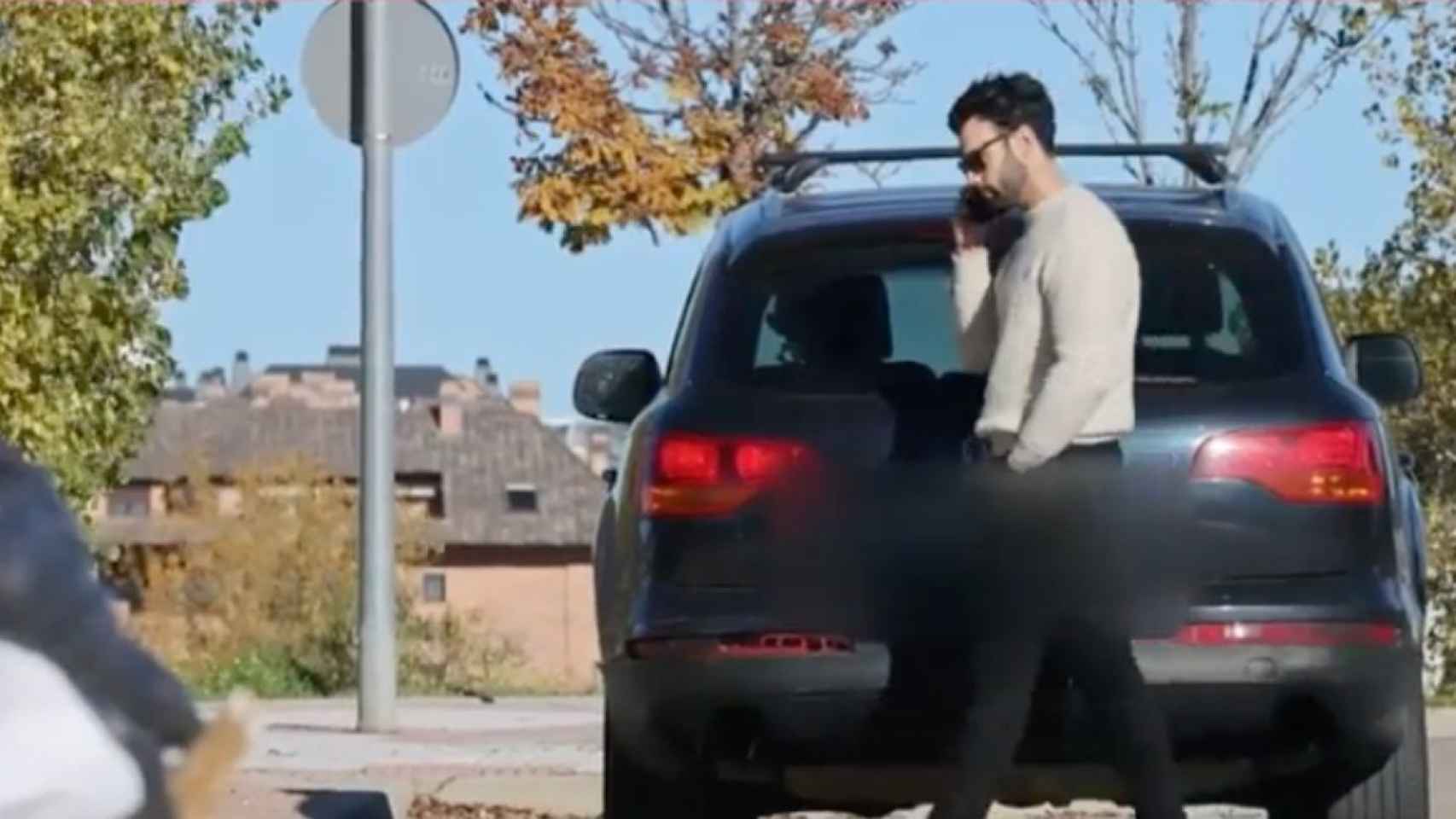 Jorge Pérez fuera del coche donde se encuentra su mujer, Alicia Peña / MEDIASET