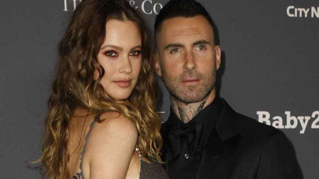 Adam Levine y su mujer Behati Prinsloo / EP