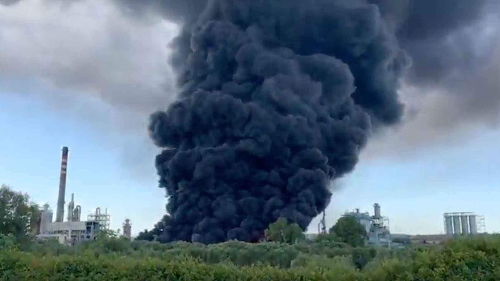 Humareda provocada por el incendio en Guadarranque, cerca de Algeciras / CG