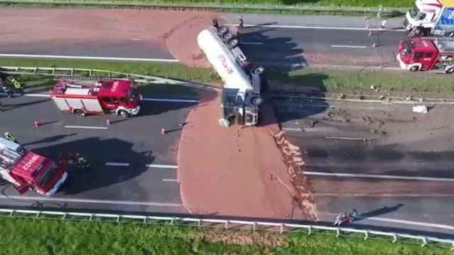 Una foto del chocolate derramado tras volcar el camión que lo transportaba