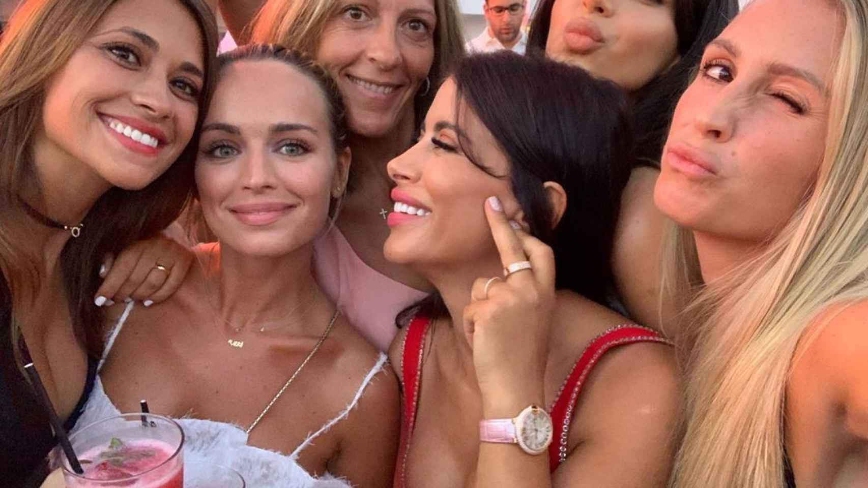 Antonella Roccuzzo junto a sus amigas en Ibiza / INSTAGRAM