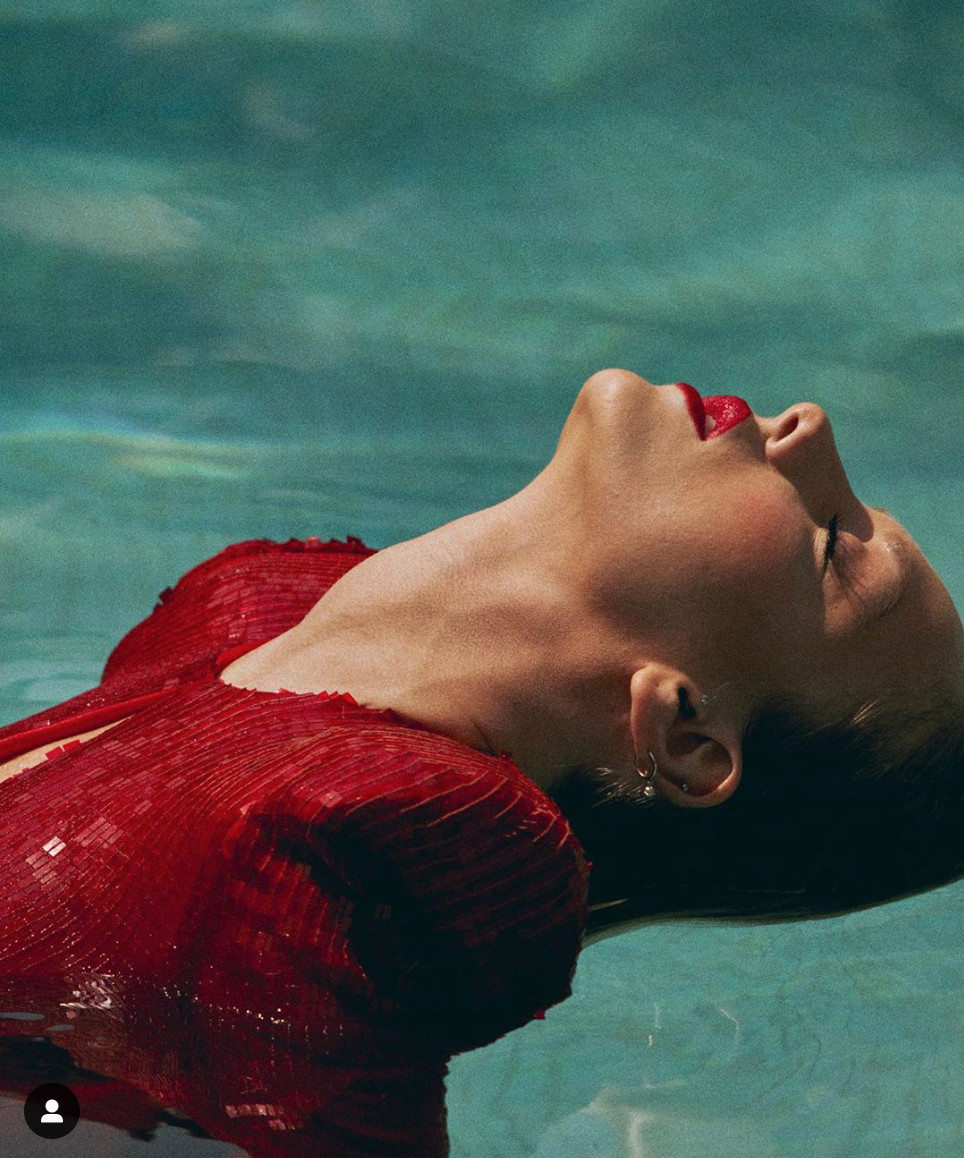 Ester Expósito en la piscina