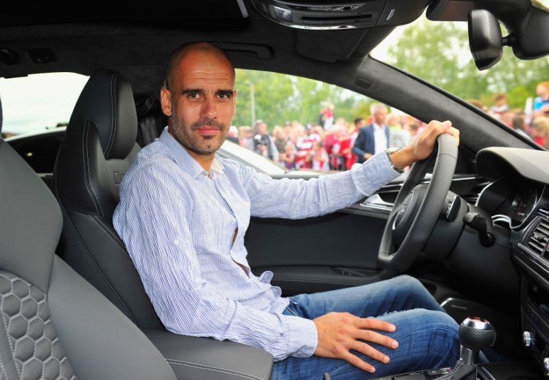 Pep Guardiola en un coche