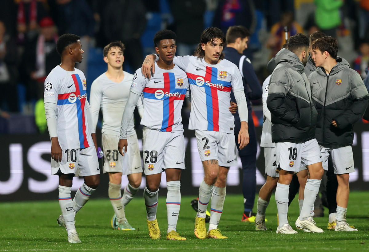 Bellerín, Balde, Gavi y Ansu Fati, tras el partido del primer equipo del Barça en Plzen / EFE