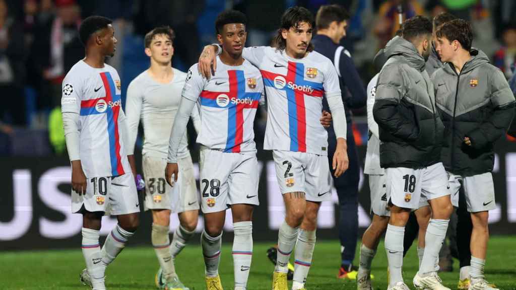 Bellerín, Balde, Gavi y Ansu Fati, tras el partido del primer equipo del Barça en Plzen / EFE