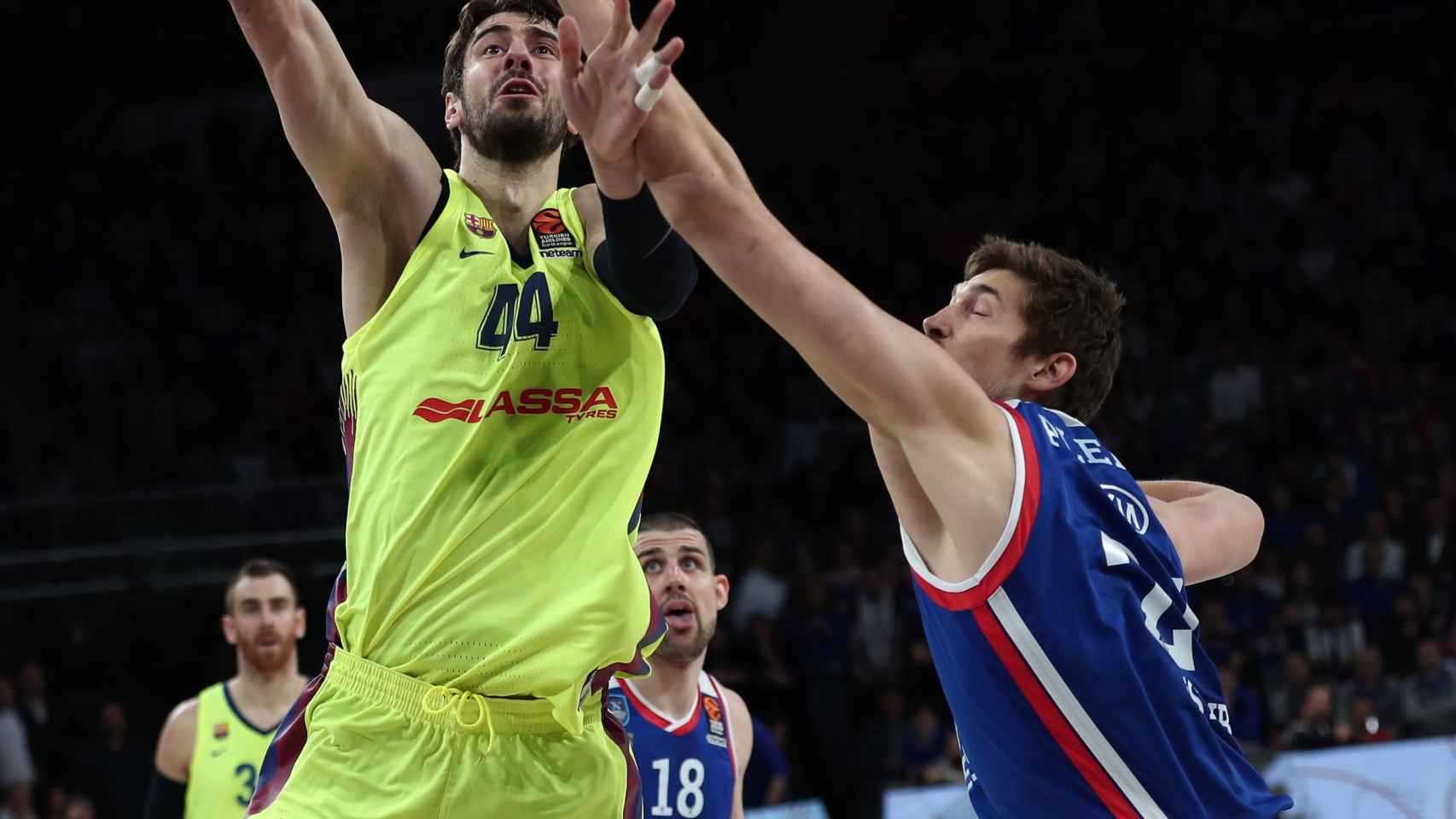 Ante Tomic (Barça) entra a canasta ante la oposición de Tibor Pleiss / EFE