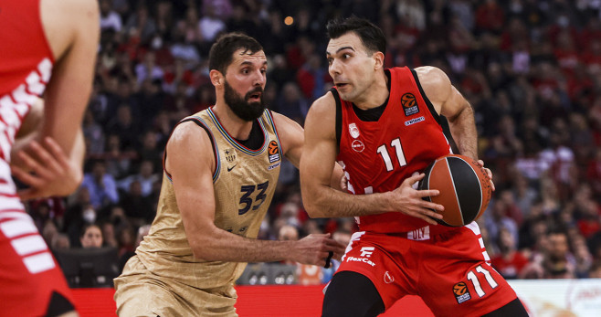 Mirotic trata de recuperar el balón contra un jugador del Olympiacos / EFE