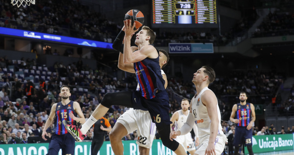 Vesely intenta una jugada contra la defensa del Real Madrid / EFE