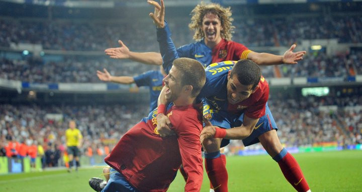 Piqué, Puyol y Alves, celebrando un gol ante el Real Madrid | EFE