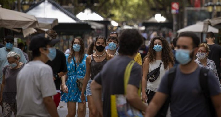 Tres chicas, paseando por la Rambla con mascarillas | EFE