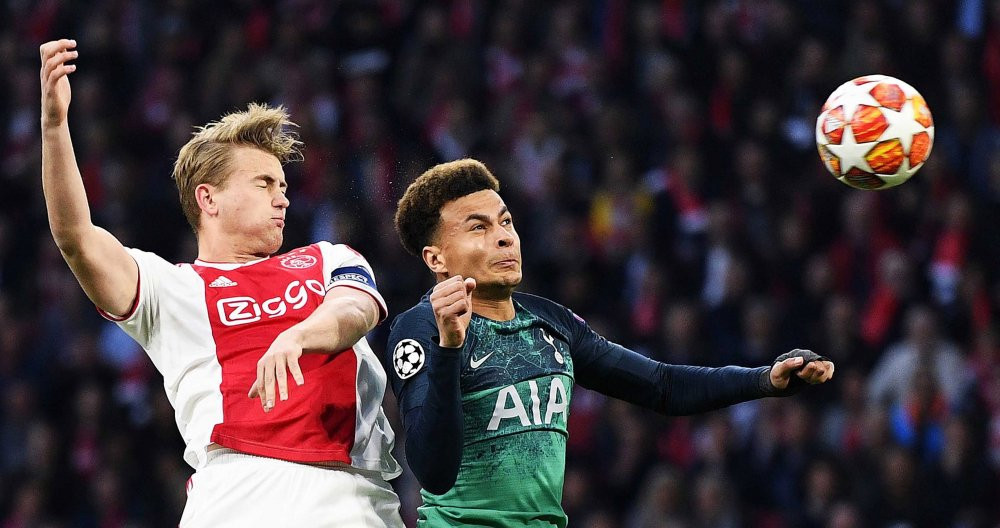 De Ligt luchando un balón aéreo con Dele Alli / EFE