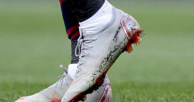 Una foto de las botas de Ousmane Dembelé en honor a Abderrahim Nouri